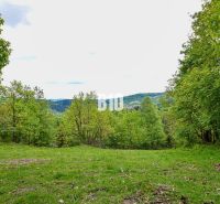 Grüne Erholungsgrundstücke mit Blick auf die Landschaft in Čadca, umgeben von Bäumen.