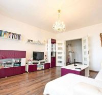 Wohnzimmer in einer 3-Zimmer-Wohnung mit Holzboden und stilvollen Möbeln.