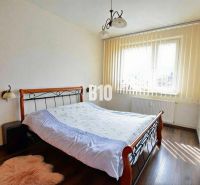Schlafzimmer mit Doppelbett und Holzboden, 3-Zimmer-Wohnung.