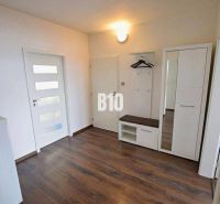 Eingangsbereich einer 3-Zimmer-Wohnung mit Holzboden, Kleiderschrank und Garderobe.