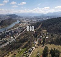 Luftaufnahme der Umgebung von Žilina, Grundstücke – Wohnen, Fluss und Wälder.