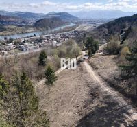 Grundstücke - Wohnen in Žilina mit Panorama des Flusses und der umliegenden Hügel.