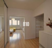 Innenraum einer 3-Zimmer-Wohnung mit Blumendekoration und Holzboden.