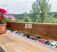 Balkon mit Blumen und Aussicht aus einer 3-Zimmer-Wohnung in Žilina.