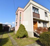 Ein Einfamilienhaus in Žilina mit Garage, Garten und Zufahrtsstraße in einem ruhigen Viertel.