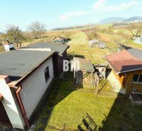 Ein Einfamilienhaus in Žilina mit Anbauten, Garten und Blick auf die umliegende Landschaft.