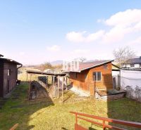 Ein Garten bei einem Einfamilienhaus in Žilina mit einem Holz-Anbau und Blick auf die Landschaft.