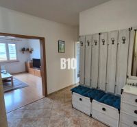 Flur mit Garderobenwand in einer Wohnung mit 5 oder mehr Zimmern, Boden mit Holzdekor.