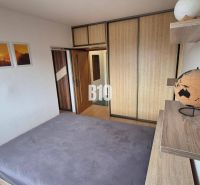 Schlafzimmer in einer Wohnung mit 5 oder mehr Zimmern mit Bett, Schrank und Dekorationen.