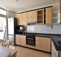 Küche in einer Wohnung mit 5 oder mehr Zimmern mit Holzboden und Geräten.