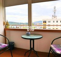 Balkon mit Blick auf Žilina aus einer 4-Zimmer-Wohnung, zwei Stühle, ein Tisch.
