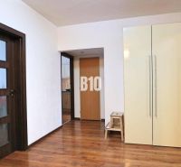 Innenraum einer 4-Zimmer-Wohnung mit Holzboden, Schrank und Spiegel.