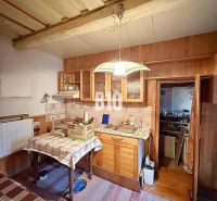 Innenraum eines Einfamilienhauses mit Küche, Esstisch und Holzelementen.