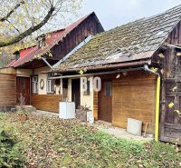 Ein Einfamilienhaus in Kotešová mit traditioneller Architektur und Herbstlaub im Hof.