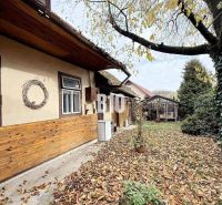 Das Äußere eines Einfamilienhauses in Kotešová mit Herbstblättern im Hof.