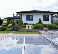 Villa in Súľov-Hradná mit Pool, Terrasse und gepflegtem Garten.