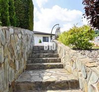 Steintreppen, die zum Garten bei der Villa in Súľov-Hradná führen, umgeben von Grün.