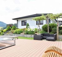 Eine Villa in Súľov-Hradná mit Terrasse, Garten und Pool in malerischer Umgebung.