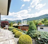 Ein schöner Garten bei einer Villa in Súľov-Hradná mit Blick auf die Berge und gepflegter Vegetation.