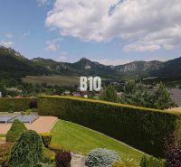 Der Blick von der Villa in Súľov-Hradná auf die hügelige Landschaft und das Grün im Garten.