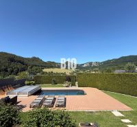 Eine Villa in Súľov-Hradná mit einem Pool auf der Holzterrasse, umgeben von wunderschöner Natur.
