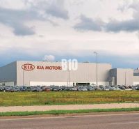 Kia Motors Gebäude in Žilina, Gewerbegrundstücke mit geparkten Autos und Grünflächen.