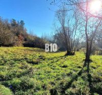 Sonniges Grundstück zum Wohnen mit Gras und Bäumen in Bytča, ideal für Naturliebhaber.