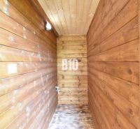 Holzinterieur mit Wandleuchten und Holzboden in einer Hütte.