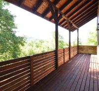 Holzterrasse der Hütte in Bytča mit Blick auf die umliegende Natur.