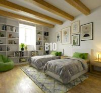 Schlafzimmer in einer Hütte mit dekorativen Holzwänden, Regalen und einem Boden mit Holzdekor.