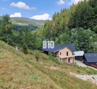 Ein Einfamilienhaus im Tal, umgeben von Wäldern und Hügeln. Eine reizvolle Naturlandschaft.