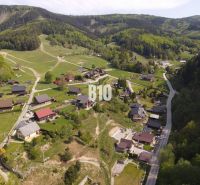 Ein Blick auf die Einfamilienhäuser in Horní Mariková, umgeben von Waldlandschaft und Wiesen.