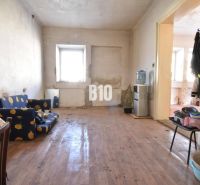 Wohnzimmer in einem Einfamilienhaus mit Holzboden, älteren Möbeln.