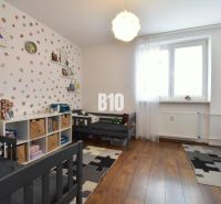 Kinderzimmer mit Holzboden in einer 3-Zimmer-Wohnung.