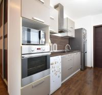 Küche in einer 3-Zimmer-Wohnung mit Holzboden und moderner Ausstattung.