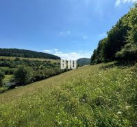Hügelige Landschaft mit einer Wiese in Dolný Vadičov, ideal für Grundstücke - Wohnen.