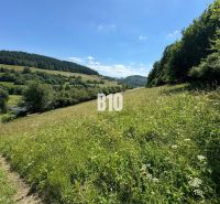 Hügeliges Gelände mit Wiese und Wald in Dolný Vadičov, ideal für Grundstücke - Wohnen.