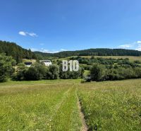 Schöne Grünflächen zum Wohnen in der Gemeinde Dolný Vadičov, umgeben von Wäldern und Wiesen.