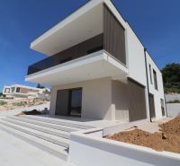 Villa in Žaborić mit geräumiger Terrasse und minimalistischem Design.