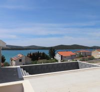 Der Blick von der Villa in Žaborić auf das Meer, die umliegende Landschaft und die Häuser mit roten Dächern.