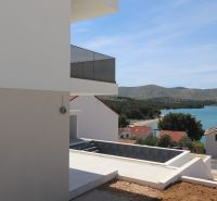 Der Blick von der Villa in Žaborić auf das Meer, die Berge und die umliegende Natur.