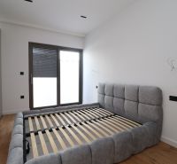 Ein Schlafzimmer in einer Villa mit Holzboden und einem geräumigen Bett.