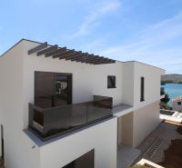 Villa in Žaborić mit Terrasse und Meerblick, moderne Architektur.
