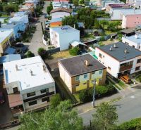 Einfamilienhäuser in der Straße Nabr. J. M. Hurbana in Michalovce, umgeben von Grünflächen und Gärten.