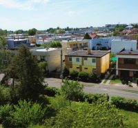 Ein Blick auf die Einfamilienhäuser an der Uferstraße J. M. Hurbana in Michalovce, umgeben von Grün.