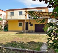 Gelbes Einfamilienhaus mit Garage und Terrasse in der Straße Nabr. J. M. Hurbana in Michalovce.