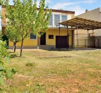 Einfamilienhaus in der Straße Nabr. J. M. Hurbana in Michalovce mit Rasen und Unterstand.