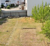 Garten hinter dem Einfamilienhaus mit Rasen und Bäumen in der Straße Nabr. J. M. Hurbana in Michalovce.