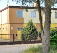 Das Einfamilienhaus an der Nabr. J. M. Hurbana in Michalovce, umgeben von Grün mit einem Zaun.