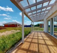 Die Terrasse des Einfamilienhauses in Nový Svet mit einem Boden in Holzoptik.